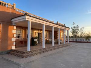 uma casa com um grande alpendre com colunas em Moto Vila Groot em Tabernas