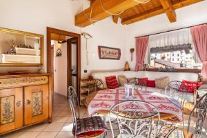 sala de estar con mesa y sillas en Villa Pais 3 cime View en Auronzo di Cadore