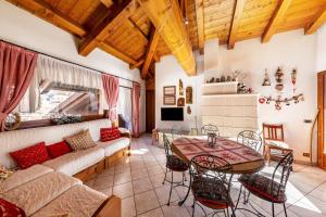 sala de estar con sofá y mesa en Villa Pais 3 cime View en Auronzo di Cadore
