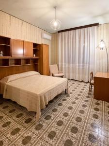 une chambre d'hôtel avec un lit et une chaise dans l'établissement Casa Doré in South Sardinia, à Sìnnai