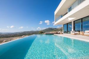 - une piscine dans une villa avec vue dans l'établissement Luxury Villa Bay of Split with Pool, à Kaštel Stari