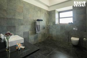 Ένα μπάνιο στο Wildflower Villa by StayVista - Poolside retreat with contemporary interiors & indoor activities +15 φωτογραφίες