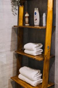 uma prateleira de madeira com toalhas na casa de banho em DreamHome Studio em Brasov