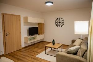 En sittgrupp på Old Town city center apartment 1 - private parking included