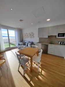 A kitchen or kitchenette at Apartamentos La Toja