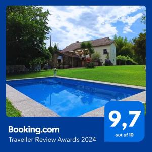 Bazén v ubytovaní A Viña de Lina. Turismo rural con piscina y finca. alebo v jeho blízkosti