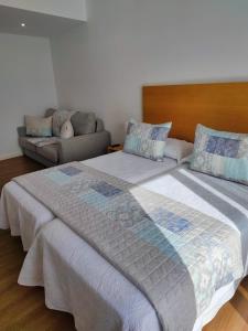 A bed or beds in a room at Apartamentos La Toja