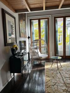 波多的住宿－Nasoni Porto Apartment，客厅配有椅子和桌子