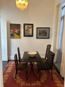 波多的住宿－Nasoni Porto Apartment，一间带桌椅的用餐室
