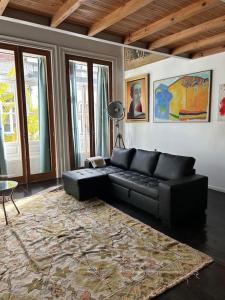 波多的住宿－Nasoni Porto Apartment，客厅配有黑色沙发和地毯。