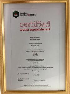 Mc Courts Barn, Tiny house in the Mournes في Hilltown: صورة شهادة في صورة