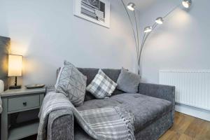 Un lugar para sentarse en Charming 3-Bed Townhouse in Vibrant Ealing