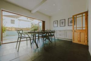 uma sala de jantar com mesa e cadeiras em St Vincent 3 bedroom property em Bristol