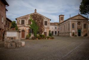 um edifício antigo com hera a crescer ao lado dele em Casetta 46 em Ostia Antica