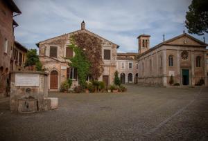 un vecchio edificio con edera che cresce sul lato. di Casetta 46 a Ostia Antica