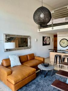 Cape Town的住宿－Meerendahl @ Tyger Lake，客厅配有沙发和桌子