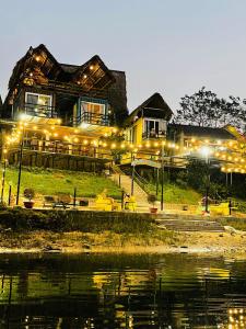 um edifício com luzes no lado da água em Phong Nha Memory Homestay em Phong Nha