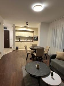 Vila Drina Apartments في بانيا كوفيلياتشا: غرفة معيشة مع أريكة وطاولة