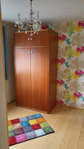 um quarto com um armário de madeira e um tapete colorido em Erholung am Vulkanradweg - 4 Sterne DTV Zertifiziert em Bad Salzschlirf