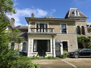 uma casa com um carro estacionado em frente em Grand Victorian family home - nestled between woodland and beach em Haven Street