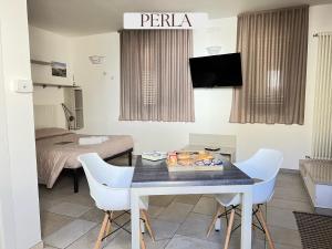 a living room with a table and chairs in a room at Residence Lori in Brindisi