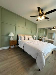 a bedroom with a bed and a ceiling fan at Miami Coral Gables Studio near Airport and Beaches in Miami