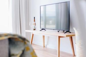A television and/or entertainment centre at Apartamentos La Toja
