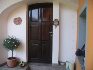 eine Holztür an der Seite eines Hauses in der Unterkunft La Casa del Borgo in Brissago Valtravaglia