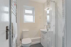 Ванна кімната в Coast Haven - Norfolk Cottage Agency