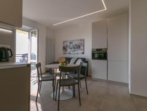 uma cozinha e sala de jantar com mesa e cadeiras em Mamma Ciccia - Amoro apt with beautiful terrace em Galbiate