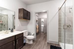 uma casa de banho com um lavatório e um chuveiro. em Corporate Housing by MGM em Grand Prairie