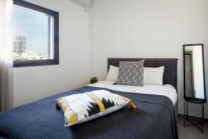 特拉維夫的住宿－HaCarmel Market Vibrat Apartment by Sea N' Rent，一间卧室配有一张带窗户的床