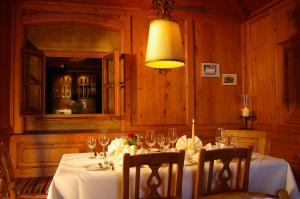 ein Esszimmer mit einem Tisch und Weingläsern in der Unterkunft Sammareier Gutshof in Bad Birnbach