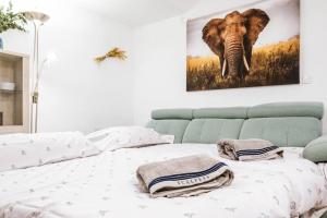 een slaapkamer met een olifantenverf aan de muur bij Casa Ariño Casco Antiguo Arcade para jugar in Zaragoza