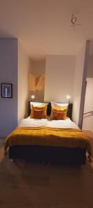 Ένα ή περισσότερα κρεβάτια σε δωμάτιο στο RüWellnessSuite I Rü-Stern I Messe I Klinikum