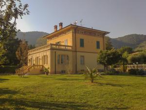 een groot huis in een veld met een grasveld bij Marta Guest House in Santa Maria del Giudice