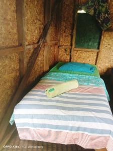een bed met een papierrol erop bij Tanna Eagle twin volcano view tree house in White Sands