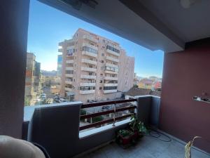 un balcón con vistas a un edificio alto en Gega Apartment, en Shkodër