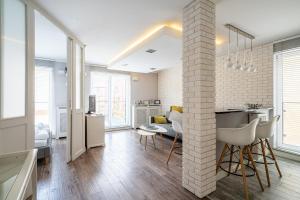 eine Küche und ein Wohnzimmer mit einer Ziegelwand in der Unterkunft RentPlanet - Apartament Dubois in Breslau