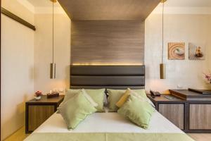 a bedroom with a bed and a desk at Warmthotel in Rome