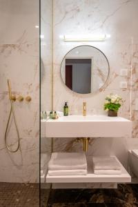 uma casa de banho com um lavatório e um espelho em Hôtel Petit Palais em Nice