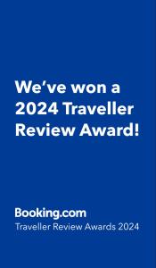 Una señal azul que dice que ganamos un premio de revisión de viajero en Le Patio d’Eymet en Eymet