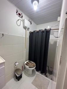 Et badeværelse på Kitinete perto da praia