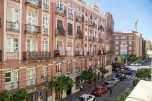 een appartementencomplex met auto's geparkeerd in een stadsstraat bij Piso Visitacion in Valencia