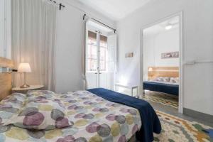 een slaapkamer met een groot bed en een raam bij Piso Visitacion in Valencia