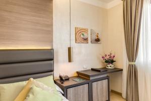 a hotel room with a bed and a desk at Warmthotel in Rome