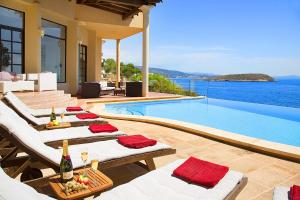 una villa con piscina e un resort di Villa Cab - Cala Vinyas a Cala Vinyes