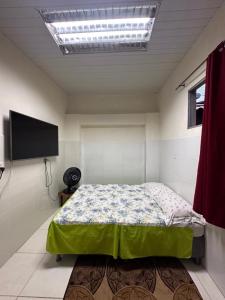 En eller flere senge i et værelse på Kitinete perto da praia