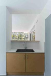 une cuisine avec un évier et une fenêtre dans l'établissement Calma Villa. Chalet de lujo, jacuzzi y piscina, à Valence