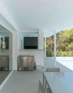 une cuisine avec une table et des chaises dans une maison dans l'établissement Calma Villa. Chalet de lujo, jacuzzi y piscina, à Valence